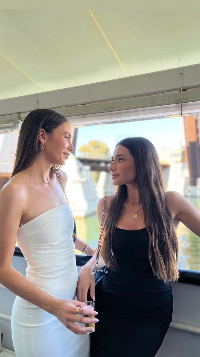 EvaPelayozz's tweet photo. Muitos parabéns, minha emminha! Que este dia seja o recomeço de um ciclo incrível, cheio de saúde, amor e novas conquistas. Obrigada por seres essa pessoa maravilhosa na minha vida. Celebra muito! E conta comigo sempre fofinha, adoro-te 💕 https://t.co/qsDJ8U0jqG