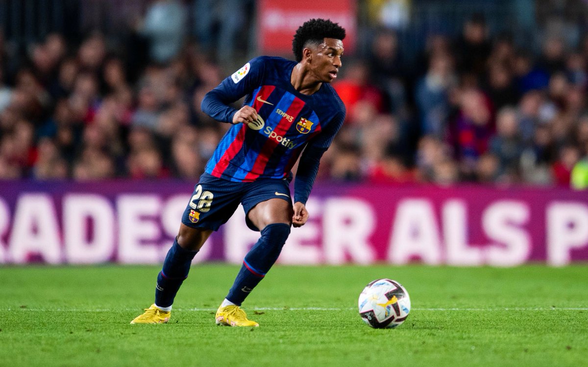 UtdForever7's tweet photo. 🚨NEW: Alejandro Balde’s future [Linked with Man United] will be decided tonight as Jorge Mendes and Deco have been in a meeting since 7:00pm in a hotel in Barcelona. #MUFC [@monfortcarlos, @sport] https://t.co/AFlR1KRfgj