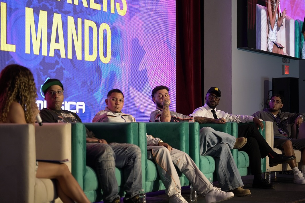 hydromwayy's tweet photo. 🔊🎶 Beatmakers al mando acaba de cerrar con broche de oro. Técnicas, mentalidad ganadora y consejos para destacar en un estudio saturado fueron el centro de este panel. https://t.co/vcP0mzGdoU
