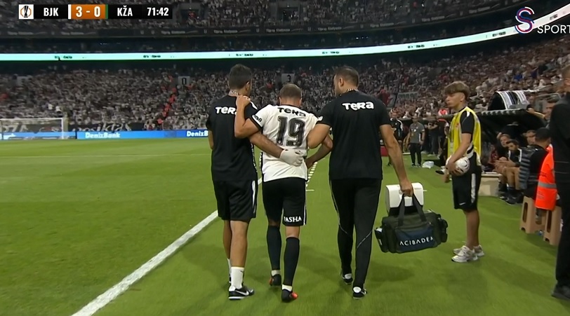 futbolarena's tweet photo. Trossard sert faul sonrası sakatlık problemi yaşadı. Oyundan çıktı. https://t.co/K3Kk9ejK8A