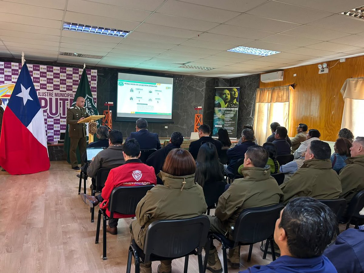 CarabArica's tweet photo. En un ejercicio de transparencia y cercanía con la comunidad, la 2ª Comisaría de #Putre realizó su Cuenta Pública, donde se expuso la gestión y los hitos operativos desarrollados junto a sus destacamentos fronterizos dependientes. La jornada contó con la importante presencia de autoridades regionales y la participación activa de los vecinos, reforzando el compromiso de Carabineros con la seguridad, el desarrollo y la protección de los pobladores del territorio altiplánico 👮🏼‍♂️👮🏻‍♀️