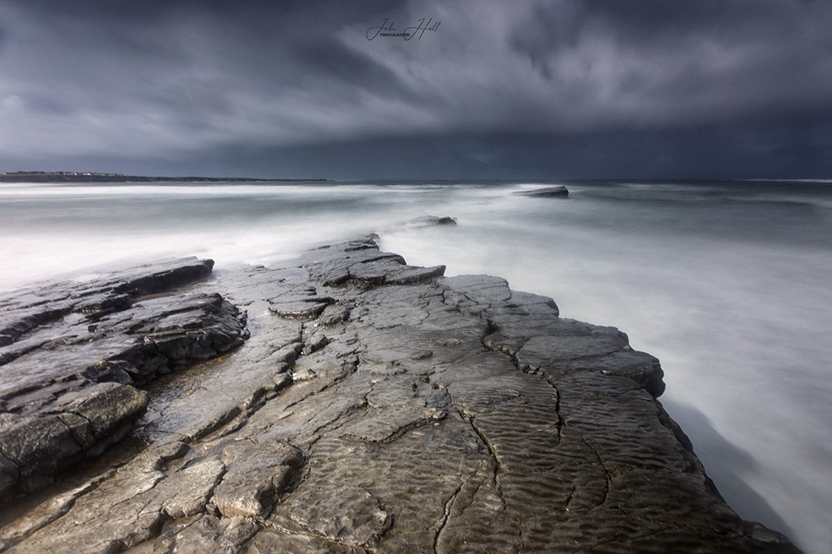 johnhall_john's tweet photo. Storm Approaching The West Clare Coast. @StormHour @ClareTourism #spanishpoint #weather #irelandimages #landscapephotography #seascape https://t.co/FczLnCME4g