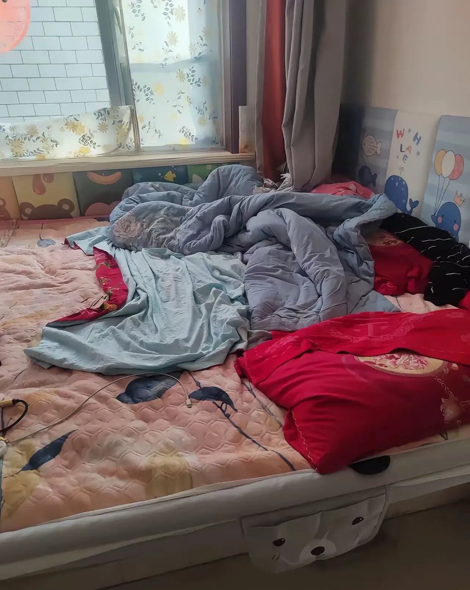 AmondayOun's tweet photo. Just finished folding the laundry that’s been piling up for days—clean clothes + a tidier room = the small wins that make my day. , https://t.co/PEk7a0cWLK