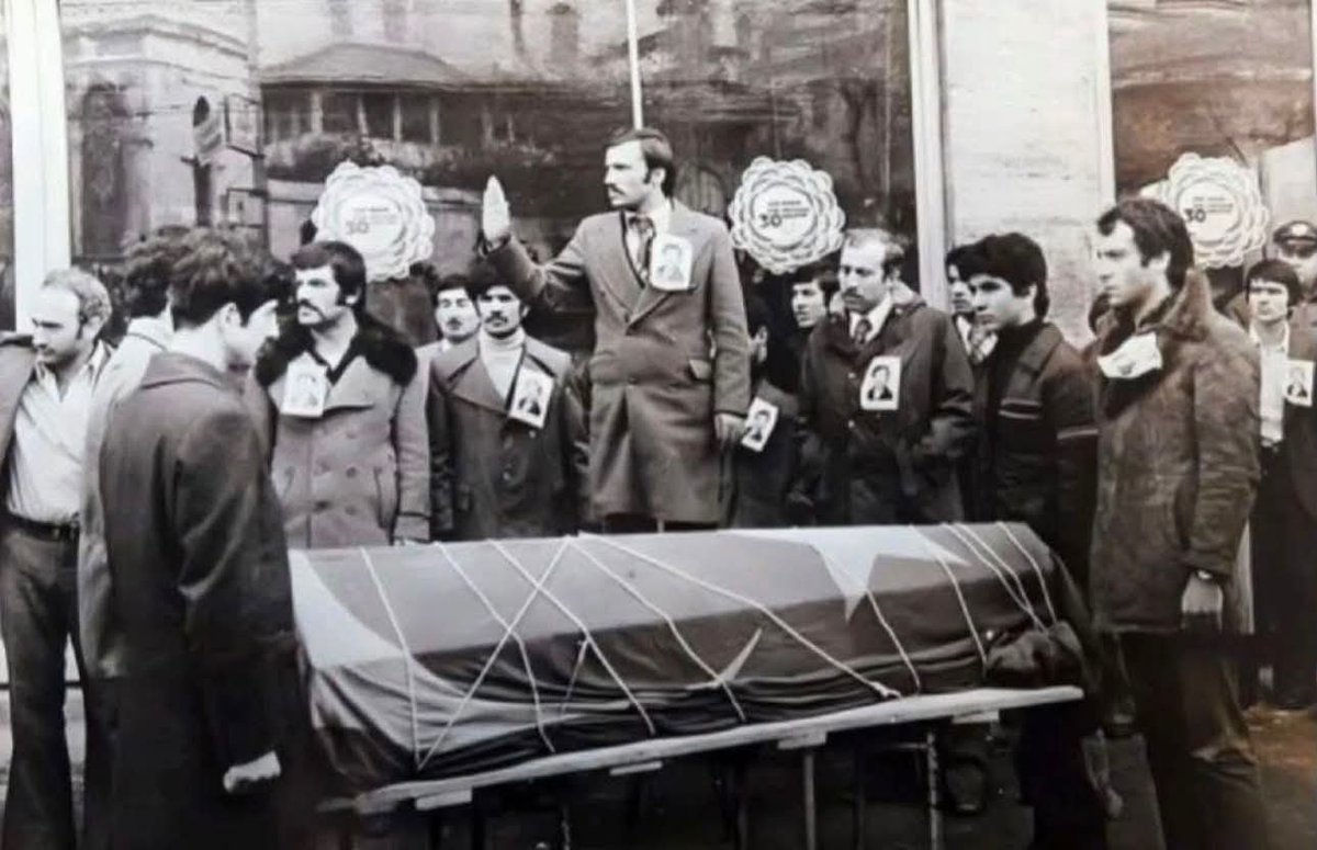 FevziDemirkol's tweet photo. "Yürü dese dağlar yürürdü.
Dur dese kalpler dururdu.,,  
Dizeleri;

şahsiyetinde ve mücadelesinde vücut bulan, 
büyük dava ve mücadele adamı,  
1980 öncesinde
destanlar yazan neslin en çetin şartlarında, İstanbul Ülkü Ocakları'nın Efsane  Başkanı,
MHP Genel Başkan Yardımcısı ve 21. Dönem İstanbul Milletvekilimiz,
vefa abidesi azîz dostum, kardeşim, ülküdaşım,
Sayın Mustafa VERKAYA'nın vefatını tarifsiz bir teessürle öğrendim. 

Merhuma Allah’tan rahmet, ailesine, sevenlerine,
büyük mücadelesinde dava ve yol arkadaşlarına,
Ülkücü Camia'ya sabırlar niyaz ediyor, taziyetlerimi sunuyor, başsağlığı diliyorum. 
Mekânı cennet, ruhu şâd, makamı alî, kabri nur olsun.
#HüvvelBakî.