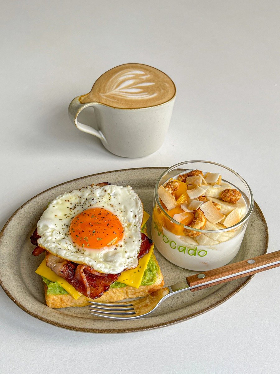 Piimentel420's tweet photo. [Just enjoyed a cozy weekend brunch: avocado toast with a fried egg and a warm latte—simple, delicious, and perfect!]， https://t.co/JiTOlzTIw4
