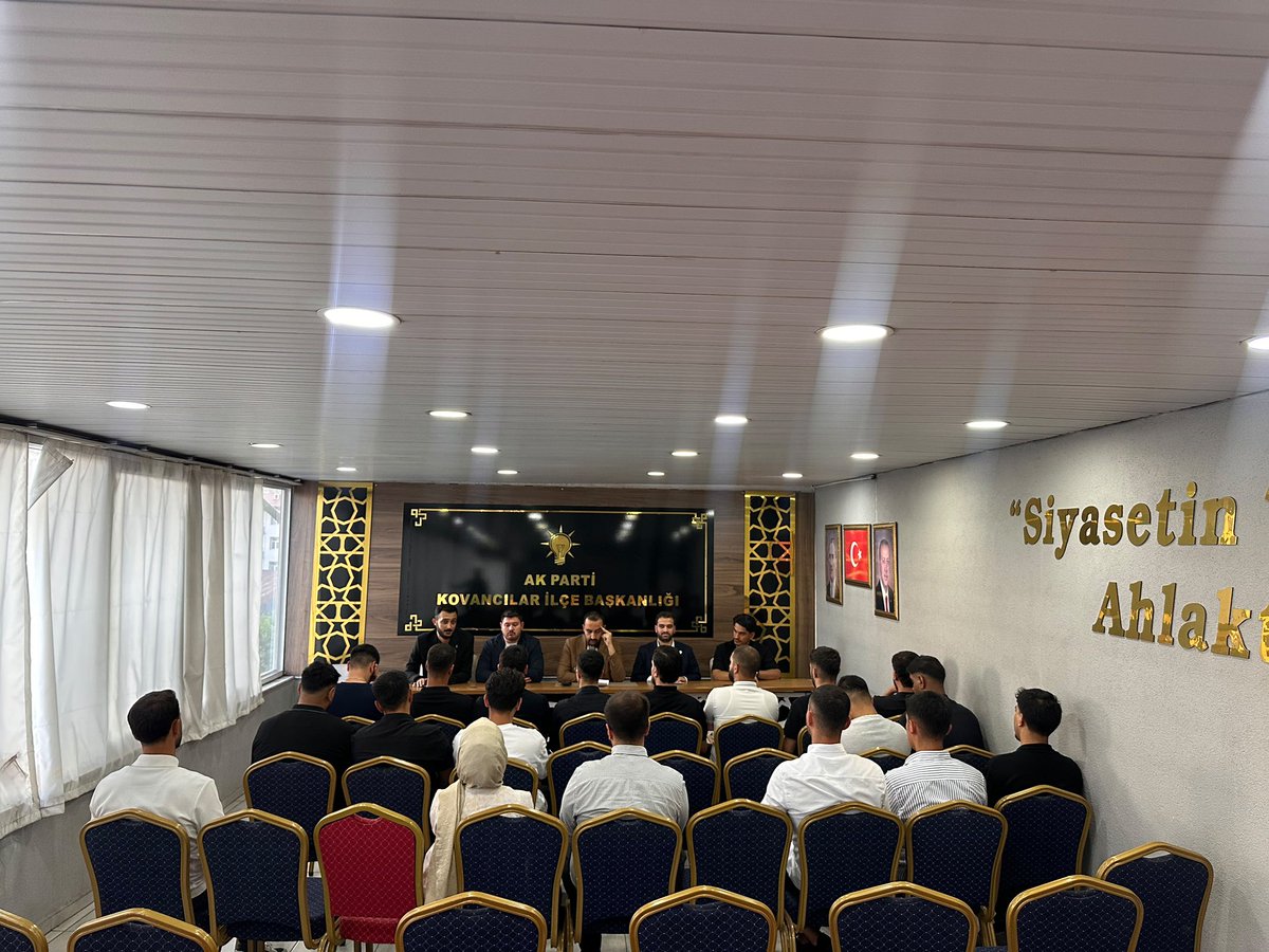 korayadsiz's tweet photo. 📍Kovancılar 

MKYK üyemiz, Teşkilat Başkan Yardımcımız ve Bölge Koordinatörümüz Sn. Samed Seddar Tercan, MKYK Üyemiz Sn. Ömer Faruk Demirel ile birlikte; Gençlik Kolları Koordinatörümüz Sn. Mücahit Üstündağ ve İlçe Gençlik Kolları Başkanımız Sn. Turgay Demir ile birlikte; Kovancılar ilçe Yönetim Kurulu Toplantımızı gerçekleştirdik.

Toplantımızda teşkilat çalışmalarımızı değerlendirirken, 26 Ağustos Malazgirt Zaferi Anma Programı hakkında da istişarelerde bulunulduk.

Birlik, beraberlik ve istişare kültürümüzle çalışmalarımıza kararlılıkla devam ediyoruz.

@avyusufibis 
@osmannazlier 
@SamedTercan 
@isselmanoglu23