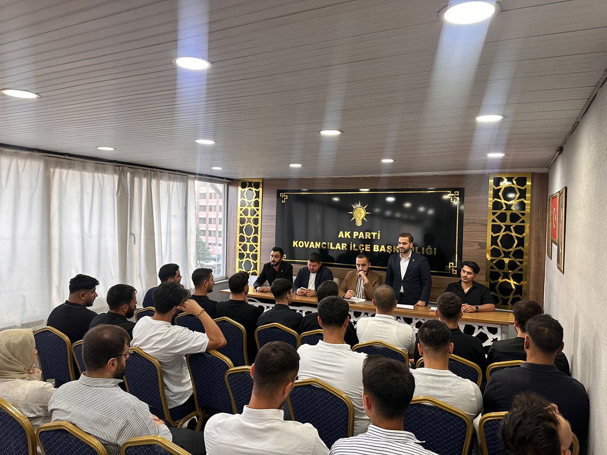 korayadsiz's tweet photo. 📍Kovancılar 

MKYK üyemiz, Teşkilat Başkan Yardımcımız ve Bölge Koordinatörümüz Sn. Samed Seddar Tercan, MKYK Üyemiz Sn. Ömer Faruk Demirel ile birlikte; Gençlik Kolları Koordinatörümüz Sn. Mücahit Üstündağ ve İlçe Gençlik Kolları Başkanımız Sn. Turgay Demir ile birlikte; Kovancılar ilçe Yönetim Kurulu Toplantımızı gerçekleştirdik.

Toplantımızda teşkilat çalışmalarımızı değerlendirirken, 26 Ağustos Malazgirt Zaferi Anma Programı hakkında da istişarelerde bulunulduk.

Birlik, beraberlik ve istişare kültürümüzle çalışmalarımıza kararlılıkla devam ediyoruz.

@avyusufibis 
@osmannazlier 
@SamedTercan 
@isselmanoglu23