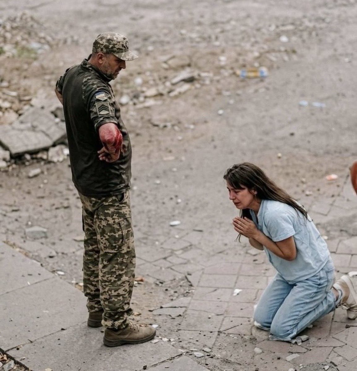 Schmitt_News's tweet photo. Was für ein erschütterndes Bild aus der #Ukraine - hat Österreichs Außenministerin darauf reagiert? Das kann doch nicht unkommentiert bleiben. https://t.co/hJLFwIfVKR
