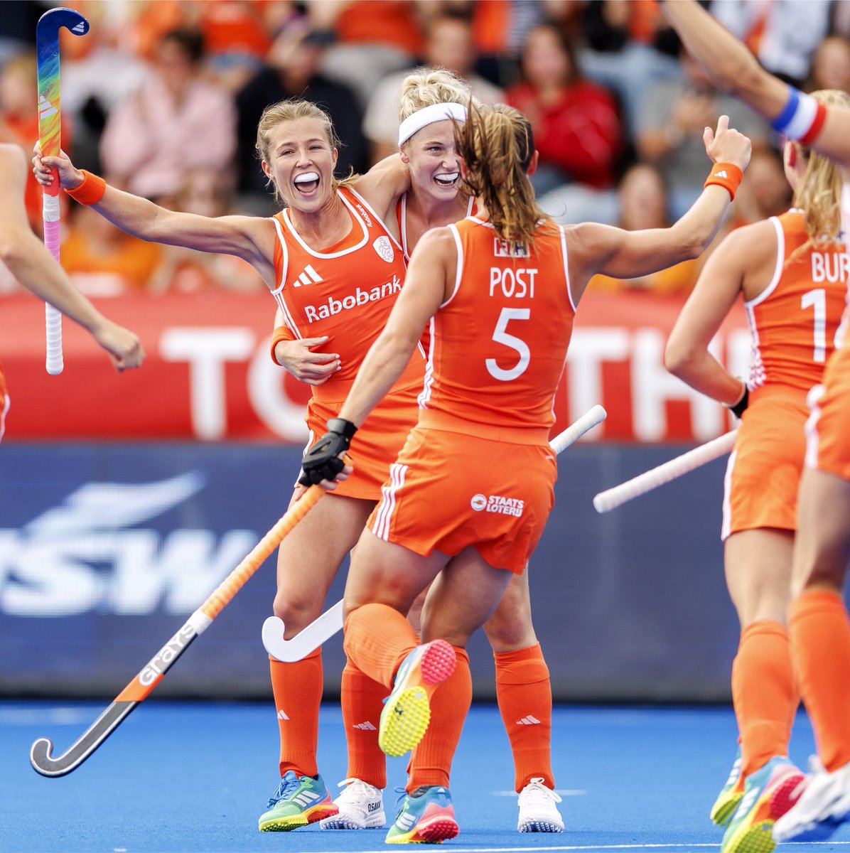TeamNLtweets's tweet photo. DROOMSTART IN EIGEN LAND 🔥 

Ongeslagen én als groepswinnaar gaan zowel onze vrouwen, als onze mannen, door naar de tweede groepsfase van het WK hockey 🏑🧡

#TeamNL https://t.co/NXECPukVKh
