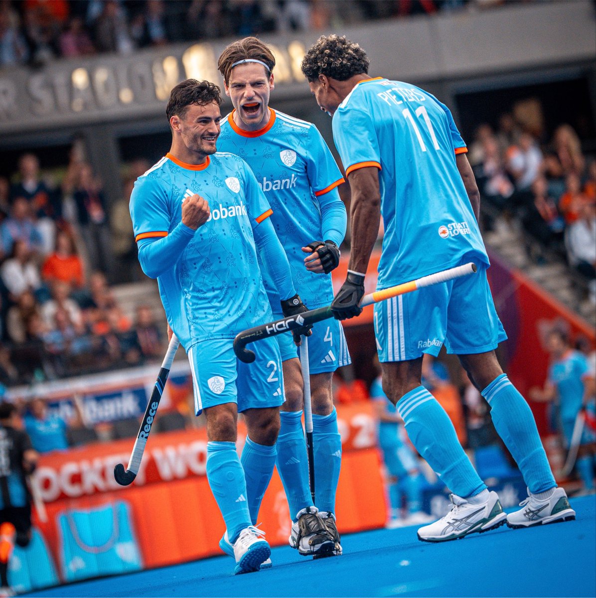TeamNLtweets's tweet photo. DROOMSTART IN EIGEN LAND 🔥 

Ongeslagen én als groepswinnaar gaan zowel onze vrouwen, als onze mannen, door naar de tweede groepsfase van het WK hockey 🏑🧡

#TeamNL https://t.co/NXECPukVKh
