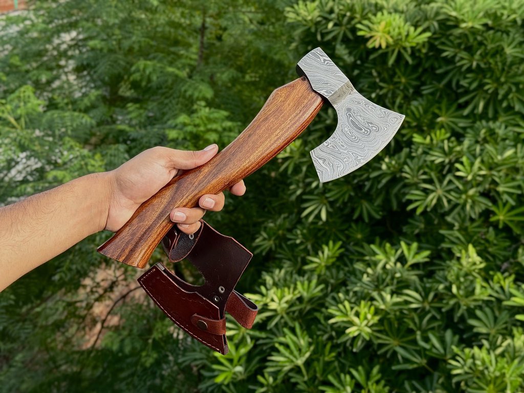 Arhamcutlery's tweet photo. New Damascus axe just arrived 🔥
That pattern hits different, solid wood handle & leather sheath ready to go 🪓
#Damascus #Axe #Bushcraft https://t.co/VZx6CGuG0Q