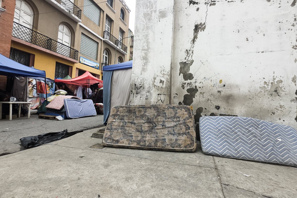 ReporteYa's tweet photo. #20Ago #Caracas #Damnificados
 En los campamentos del bulevar Panteón, Santa Rosalía y la avenida Bolívar en Caracas 🇻🇪 los vecinos enfrentan inundaciones, duermen bajo toldos rotos y sobre colchones mojados. Han pasado casi dos meses del doble terremoto y aún no reciben una respuesta oficial sobre qué pasará con ellos. Los aguaceros del fin de semana y las réplicas se suman a la tragedia 

En cuanto calienta el sol, decenas de familias apresuran el paso para poner a secar lo poco que les queda: colchones empapados, cobijas mojadas y bolsas de ropa que no terminan de secarse.

A pesar de encontrarse distribuidos en distintos puntos de Caracas, la petición de todas estas familias es una sola: volver a sus hogares 🏠 y contar con un apoyo real en recursos hasta que llegue ese momento.

Por @alianaabadi 📸 Ezequiel Carías
🔗 Lea más en
https://t.co/OdvWSkkDwE…
- @ElNacionalWeb