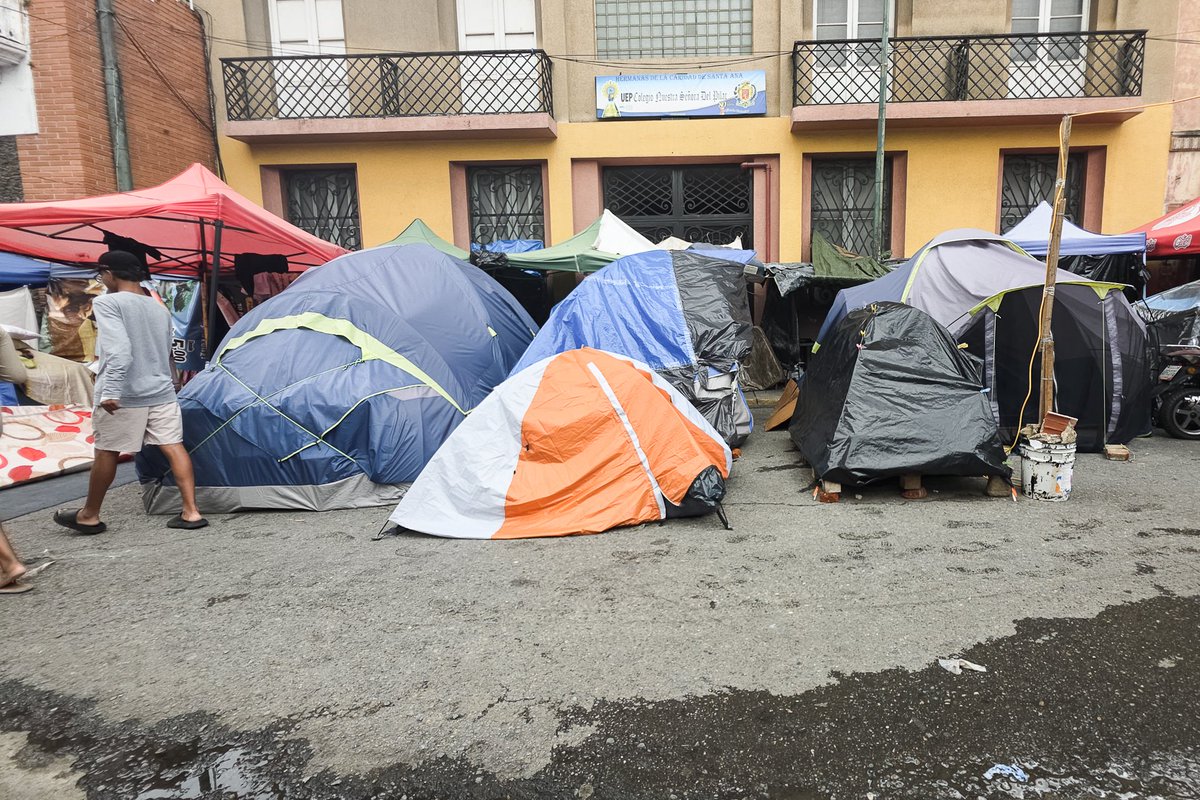 ReporteYa's tweet photo. #20Ago #Caracas #Damnificados
 En los campamentos del bulevar Panteón, Santa Rosalía y la avenida Bolívar en Caracas 🇻🇪 los vecinos enfrentan inundaciones, duermen bajo toldos rotos y sobre colchones mojados. Han pasado casi dos meses del doble terremoto y aún no reciben una respuesta oficial sobre qué pasará con ellos. Los aguaceros del fin de semana y las réplicas se suman a la tragedia 

En cuanto calienta el sol, decenas de familias apresuran el paso para poner a secar lo poco que les queda: colchones empapados, cobijas mojadas y bolsas de ropa que no terminan de secarse.

A pesar de encontrarse distribuidos en distintos puntos de Caracas, la petición de todas estas familias es una sola: volver a sus hogares 🏠 y contar con un apoyo real en recursos hasta que llegue ese momento.

Por @alianaabadi 📸 Ezequiel Carías
🔗 Lea más en
https://t.co/OdvWSkkDwE…
- @ElNacionalWeb