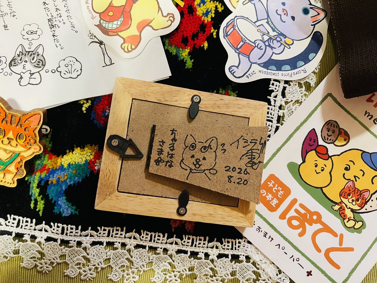 bb_luv_charu's tweet photo. イシデ電様のトークイベント、めちゃくちゃ楽しかった（お声かけて下さった方々様ありがとうございました😭）イケてるメンズファン様も半数は居られましたよ。そしてイシデ電様はアイドルの様にお美しかったし（お洋服も素敵でした🌼）ミニ原画に八っちゃんイラスト入りサインも頂いてしまいました感涙 https://t.co/6p4xqfBDxF