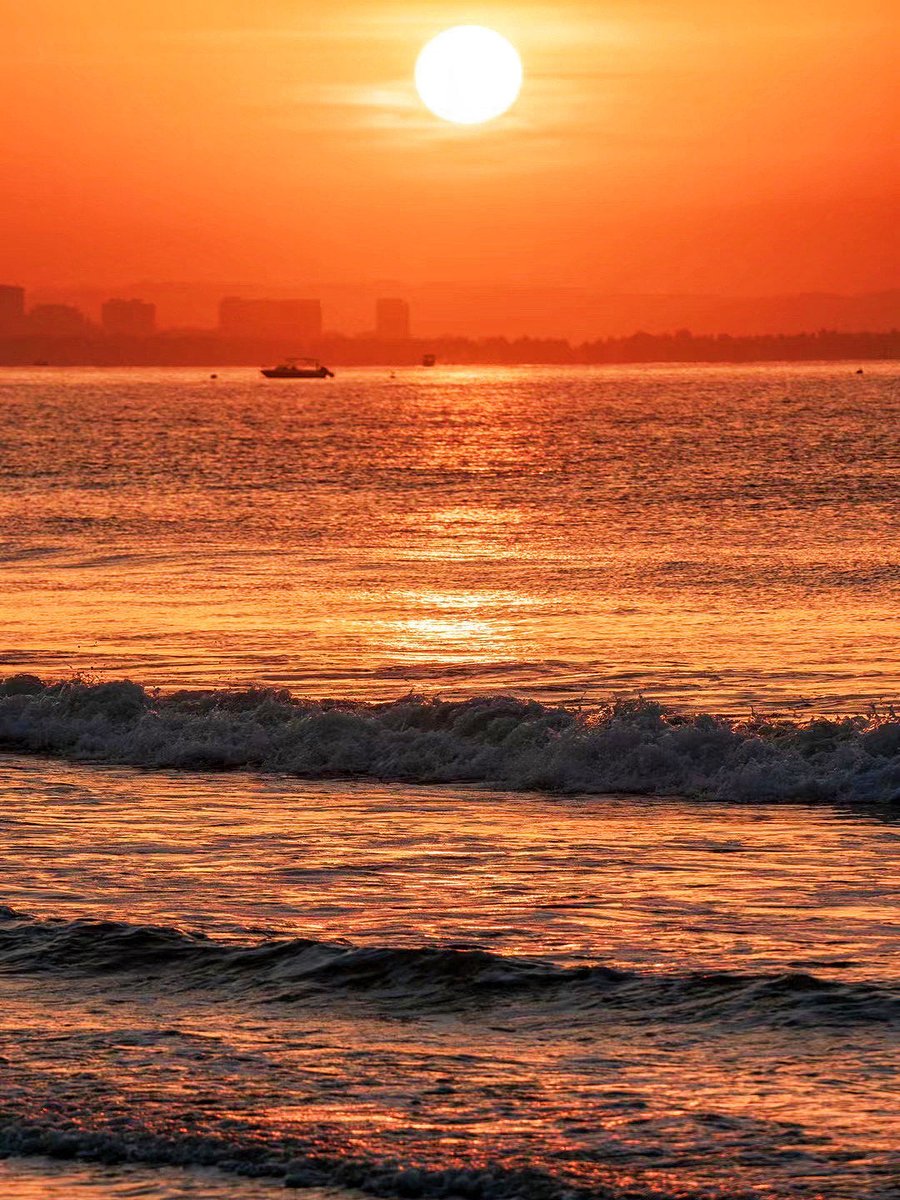 uymarichup's tweet photo. Join our campus Photography Club’s Sunset Shoot this Fri! We’ll explore the lake scenic area, capture golden-hour vibes, and share editing tips. Sign up via the club page now—spots are limited! https://t.co/M9mIUhuHdG