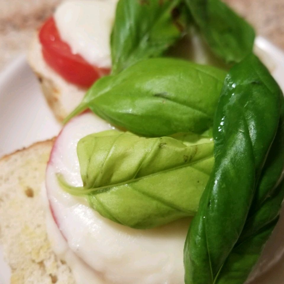 pinkyblev's tweet photo. Just made the most buttery homemade garlic bread paired with crispy cherry tomatoes—midweek win, no takeout needed! https://t.co/fB3tIOePdN