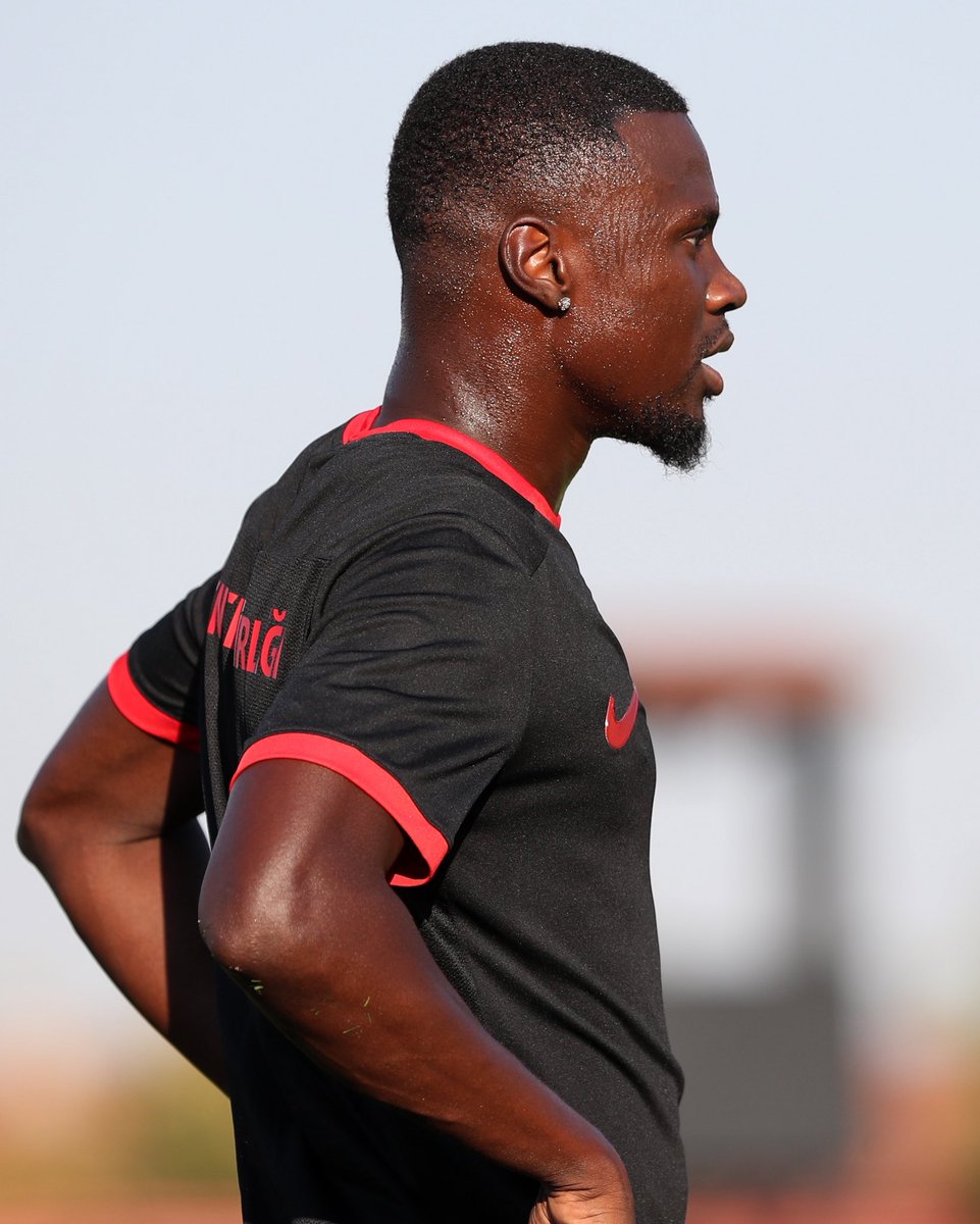 kirmizikara's tweet photo. ⚽️ Cheikh Niasse ilk antrenmanına çıktı. ⚡️ https://t.co/gWeBkRyoSs