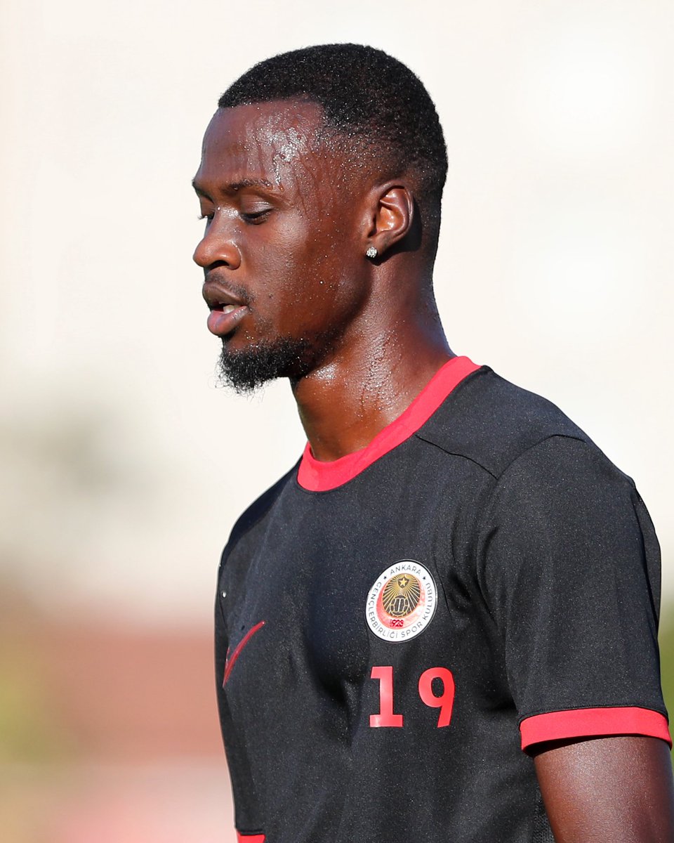 kirmizikara's tweet photo. ⚽️ Cheikh Niasse ilk antrenmanına çıktı. ⚡️ https://t.co/gWeBkRyoSs
