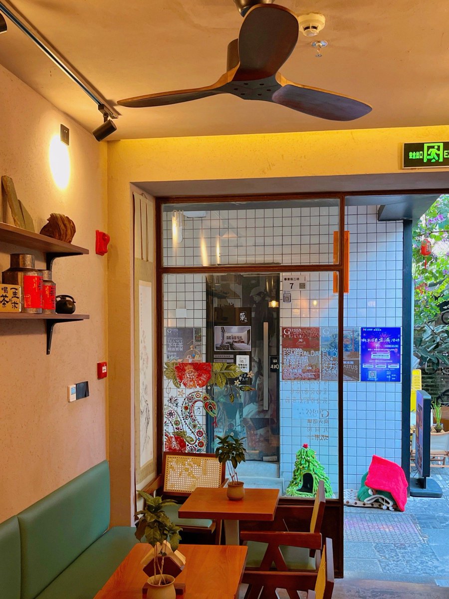 AmoaAooo's tweet photo. After the last train pulls away, the lanterns glow brighter—late-night noodles, a warm cup of sake, and quiet stories shared between tired souls. https://t.co/JkcsiIqfJ2