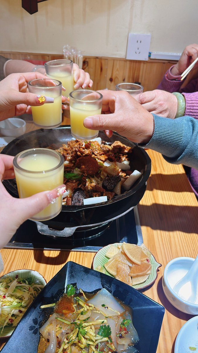 AElewary's tweet photo. [Sunday morning pancakes with the whole crew – soft laughs, syrup drips, and no rush at all ]， https://t.co/rP5WXZOeEV