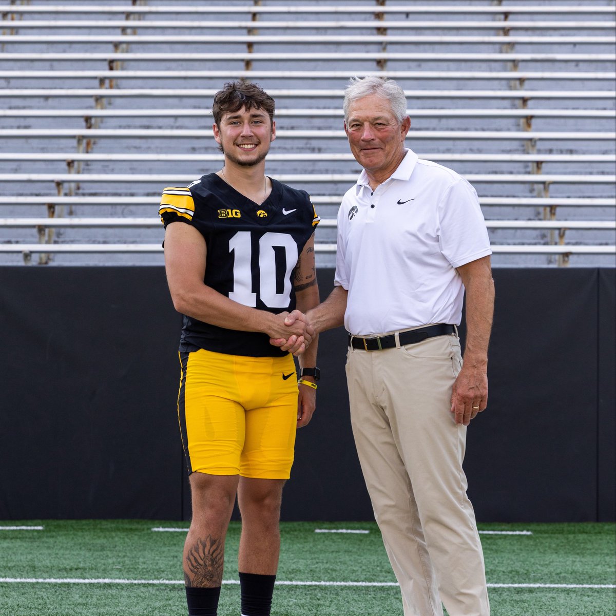 sadhawkeyefan's tweet photo. I wonder what Heck is doing rn bruh 😂 Prolly fuckin some bad hoes or sum. Maybe doin a money spread. Ooh he so tuff bruh. He really run ts😭😭 Probably inna strip club just throwin money around cuz who cares he’s got so much. Man I wish I could know him he’s so tuff 😭😭😭 https://t.co/8a0kYuLgAA