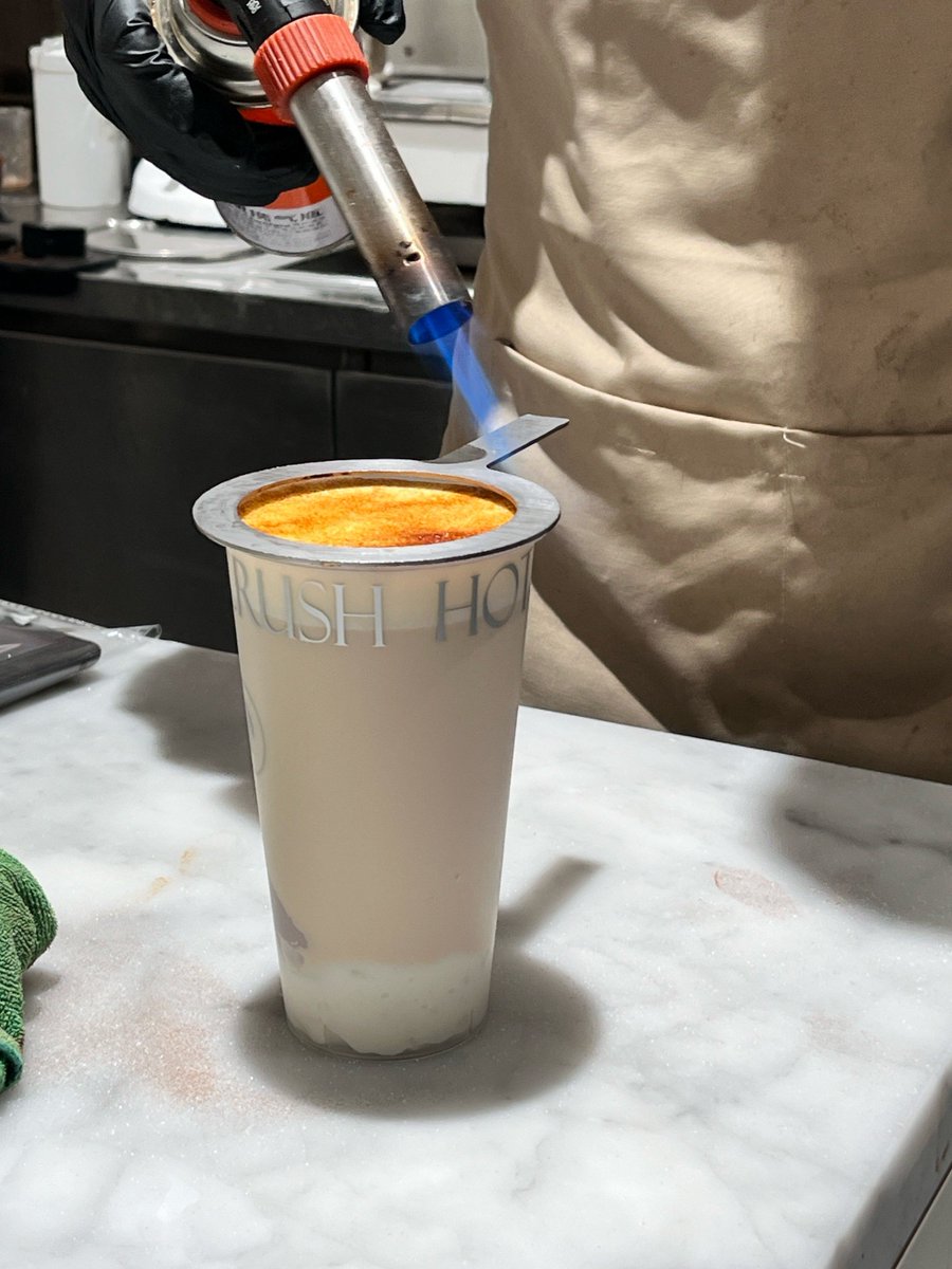 boywea3t70's tweet photo. Made warm milk tea for the neighbor’s kid playing outside in the cold, their smile just made my whole day! ， https://t.co/J3osnKSGZR