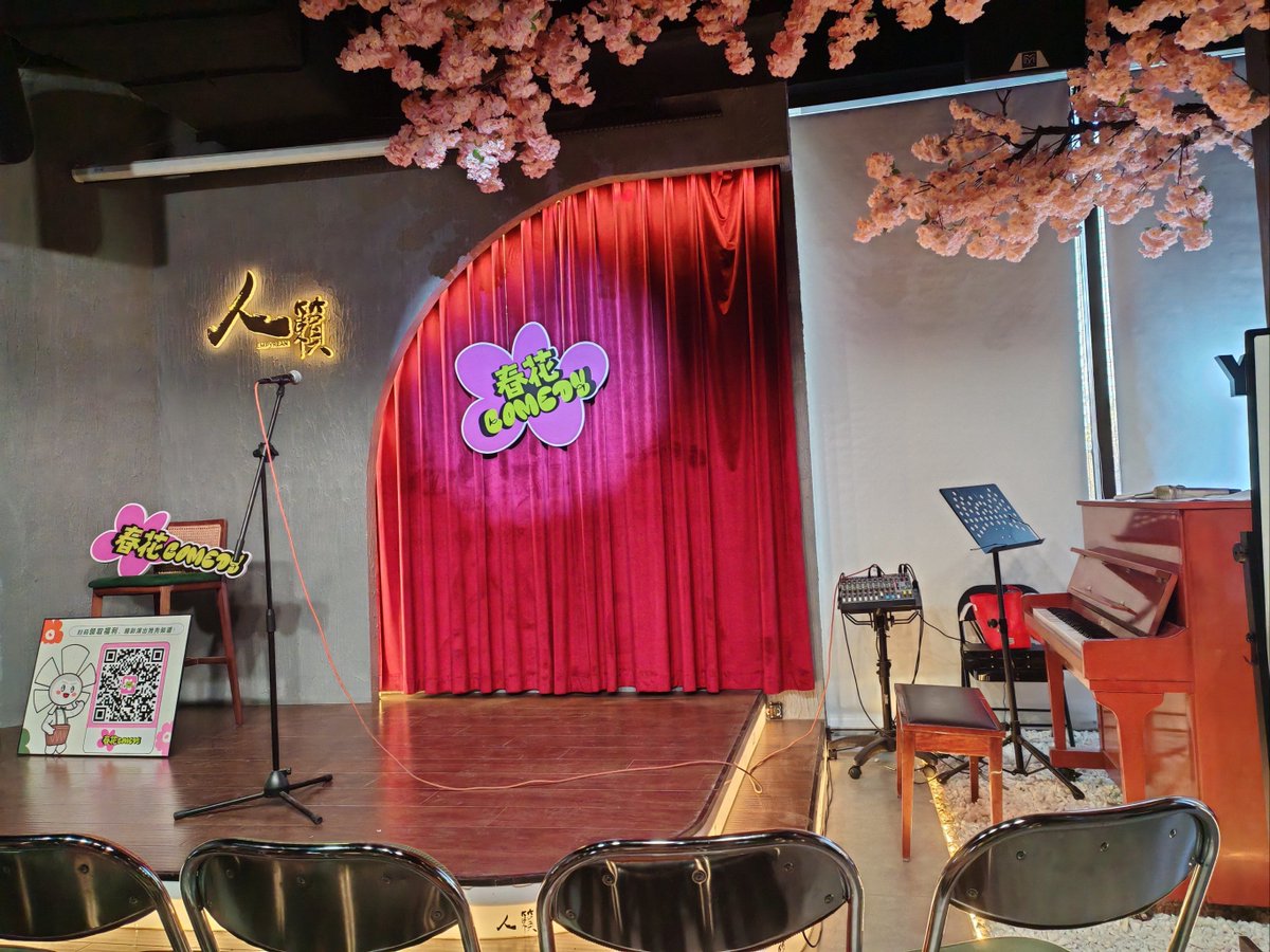 OEgnatio's tweet photo. Just did a set at a tiny comedy club where half the crowd was my mom’s book club members who came to laugh at my weird take on avocado toast. Spoiler: they liked it… mostly. https://t.co/fe2gfnCiEz