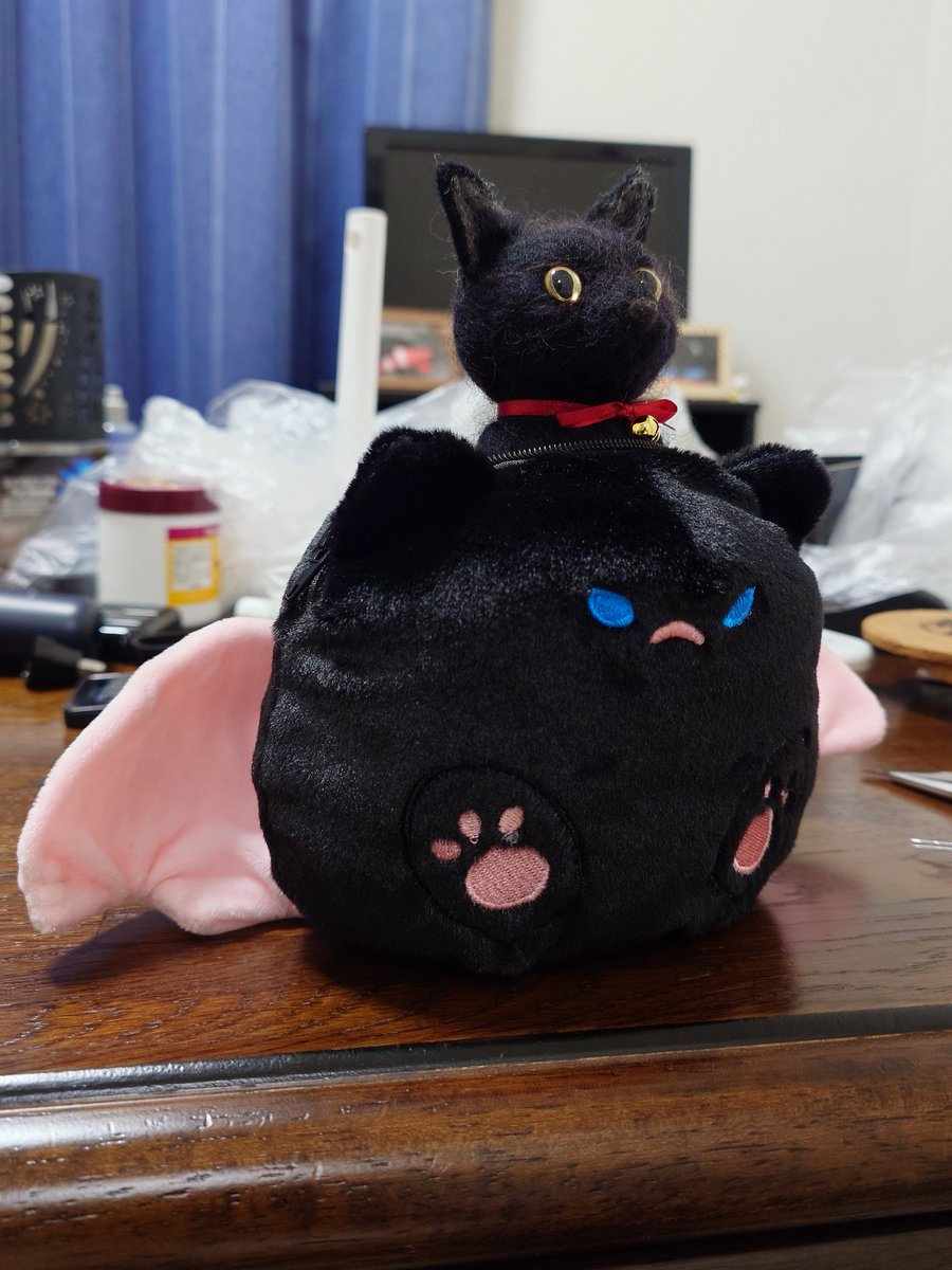 ODoraneko's tweet photo. あんずちゃんって
どんな顔だったっけ？
…と思い返すと
やっぱり耳が大きくて
細長かった頃の
イメージが強かったので、
ちょっと昔の1歳ぐらいの頃の
あんずちゃんになりました。

#猫　#黒猫　#羊毛フェルト https://t.co/6NWESlcPVf