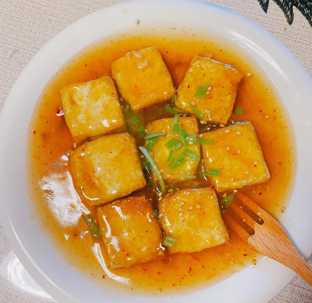 AngieMi60791775's tweet photo. Craving late-night street snacks Today’s find: golden Taiwanese stinky tofu with spicy chili sauce at the corner stall! Crispy outside, savory inside—total street food bliss  #StreetFoodVibes https://t.co/6ZqBJl1ZKw