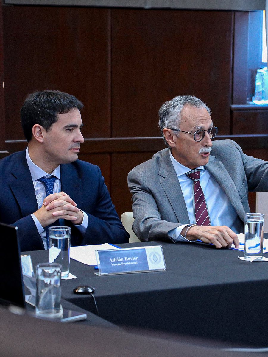 AdrianRavier's tweet photo. CON EL MINISTRO MARIO LUGONES, VISITANDO LA SALA DE SITUACIÓN EN EL MINISTERIO DE SALUD.

La sala de situación es un espacio de trabajo que reúne semanalmente a autoridades y equipos técnicos del Ministerio de Salud de la Nación para analizar en conjunto la situación epidemiológica del país, definir estrategias de abordaje integral y acompañar a las provincias en el trabajo en territorio.

A través de tableros dinámicos, la cartera sanitaria nacional monitorea la evolución de los principales eventos sanitarios y los resultados de las acciones implementadas a nivel nacional y jurisdiccional. Esta dinámica de trabajo se enmarca en un nuevo modelo de gestión que incorpora herramientas tecnológicas para anticipar escenarios, prioriza el intercambio de información y el conocimiento generado por las diferentes áreas, y favorece la toma de decisiones oportunas, eficientes y basadas en evidencia.

@JMilei @MinSalud_Ar @Mariolugones_ar
