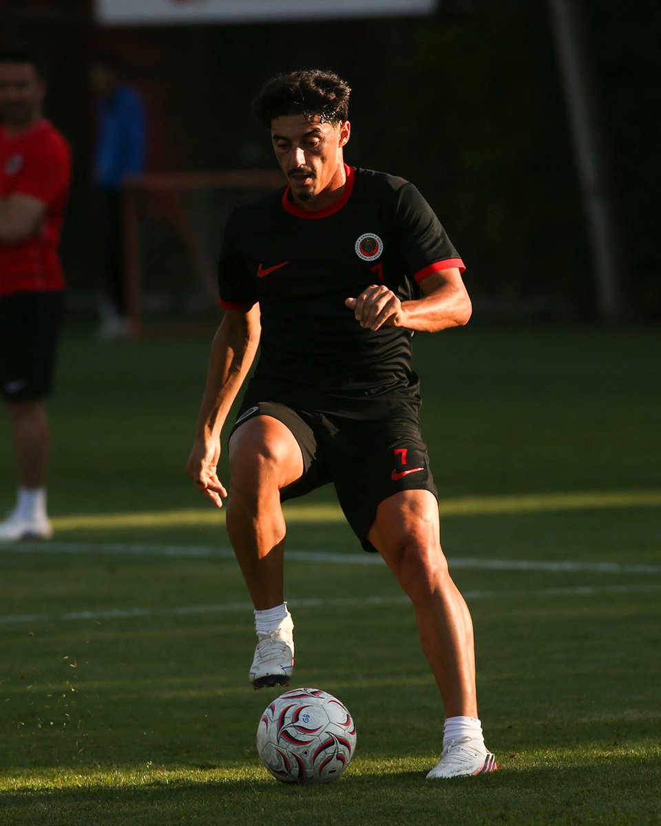 kirmizikara's tweet photo. ⚽️ Tiago Gouveia ilk antrenmanına çıktı. ⚡️ https://t.co/14z90j4k7u