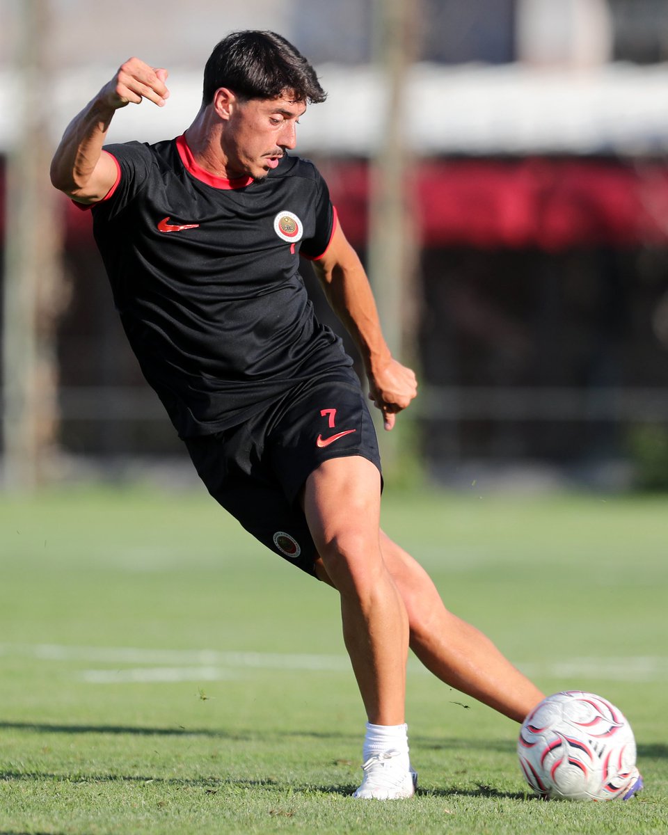 kirmizikara's tweet photo. ⚽️ Tiago Gouveia ilk antrenmanına çıktı. ⚡️ https://t.co/14z90j4k7u