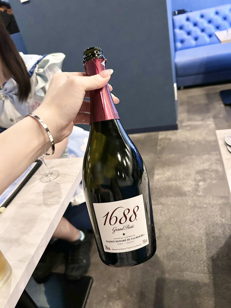 lulumarin_owner's tweet photo. プレオープンから1週間ちょっとですが、たくさんのお祝いをいただけて本当に嬉しいです🥂
まだまだ始まったばかりですが、もっと素敵なお店にしていけるように頑張ります⚓️
遊びに来てくださった皆さま、本当にありがとうございます🙇‍♀️
今後ともLulu Marineをよろしくお願いします🩵 https://t.co/SFNvbDCFzo
