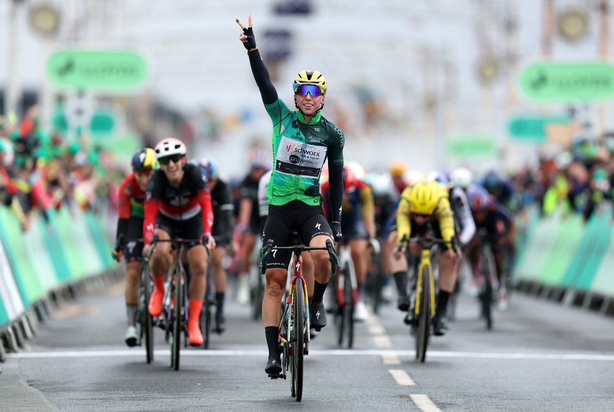 teamsdworx's tweet photo. Lorena Wiebes takes second consecutive stage victory in the Lloyds @TourofBritain 

“I got a good lead-out. It may have come a little too early, but we had no other choice because there was quite a strong headwind. In the final metres, I was able to find my own way. I launched my sprint a bit earlier than planned because I was afraid of getting boxed in. Even so, I was able to sprint and I’m happy that I could finish off the work of my teammates. It’s also great that Steffi Häberlin will be wearing the Queen of the Mountains jersey tomorrow. Tomorrow brings the first real day for the general classification. After that, we’ll see where we stand,” said Lorena Wiebes.

READ MORE HERE:
https://t.co/zTTCE1FIuG