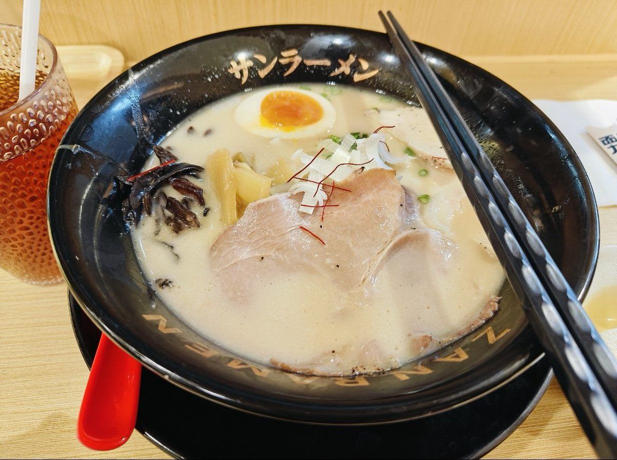RElisew69990's tweet photo. Just had the coziest late-night ramen at that hole-in-the-wall spot on 5th St! Rich tonkotsu broth, springy noodles, and perfectly soft-boiled egg – worth the 20-minute wait. 10/10, will be back next week!， https://t.co/UWFLvMvrYJ