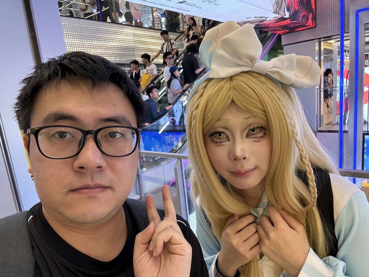 karapachi1's tweet photo. Just had the most insane time at the city’s annual anime convention! Met so many awesome fellow otakus, grabbed exclusive merch, and cried over my favorite characters’ cosplays—this is why I love fandom life https://t.co/BwJKnGtf65