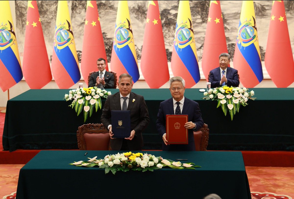 JuanCarlos_Blum's tweet photo. La agenda que cumplimos junto al presidente @DanielNoboaOk en China🇪🇨🇨🇳nos permite posicionar el potencial de los sectores estratégicos y avanzar en mecanismos de cooperación en:
✅Transferencia tecnológica.
✅Atracción de inversiones.
✅Descarbonización.
✅Eficiencia energética. https://t.co/VDyrg8i6K4