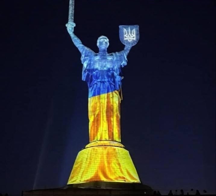 Maks_NAFO_FELLA's tweet photo. 🤩🇺🇦 This is what the Motherland looks like in Kyiv now https://t.co/UfgnAKwZ0Y