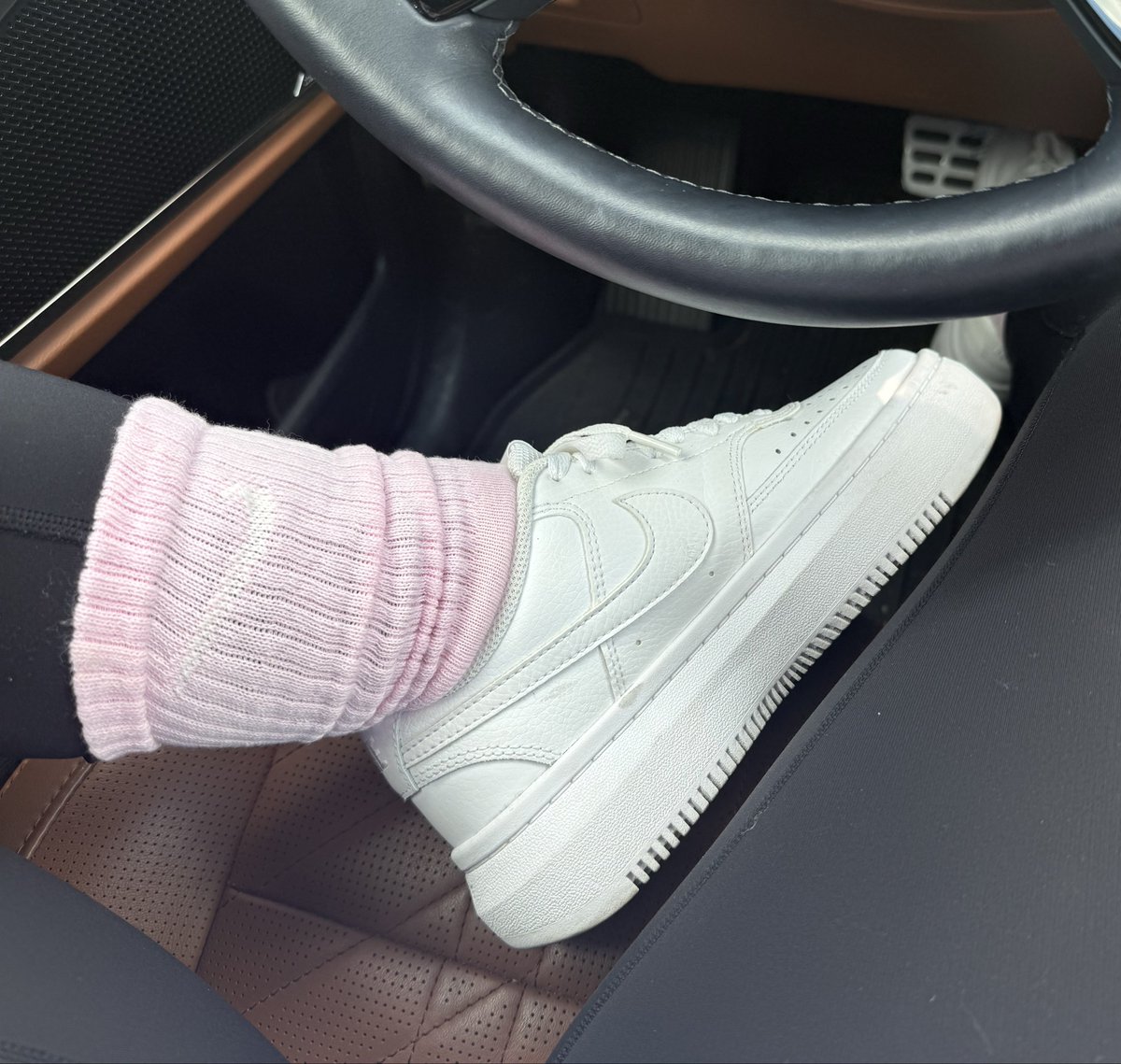 SerenasSneakers's tweet photo. Pink Nike socks or white socks? https://t.co/AqYjzseKpM