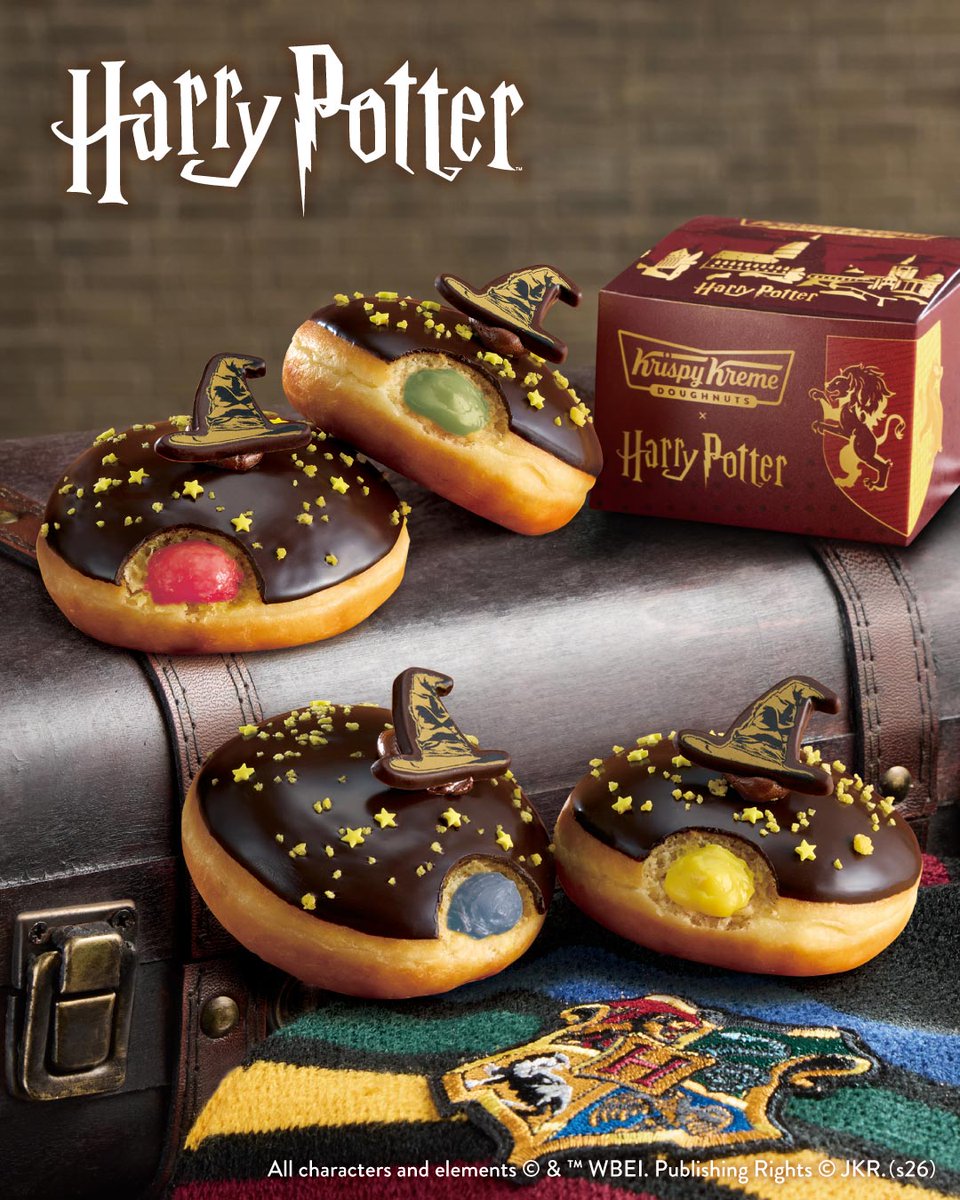 pottermaniajp's tweet photo. ／
㊗#ハリーポッター
クリスピー・クリーム・ドーナツ
コラボ商品 本日8/21発売🎊
＼

ホグワーツ4寮をイメージした限定ドーナツや、食べるまでどの寮かわからない「組分け帽子ドーナツ」、金のスニッチ「フローズンドリンク」などが登場します🍩❤💚💛💙⇒https://t.co/1v08Oaw2mM

#HarryPotter #クリスピークリームドーナツ #ドーナツ #ハリポタ
