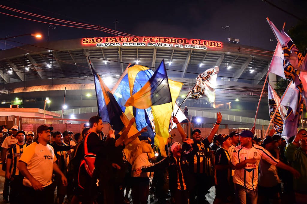 EspacoTricolor_'s tweet photo. Para quem não sabia, as torcidas do São Paulo e Rosário Central têm uma amizade.

O carinho dos argentinos começou quando o São Paulo foi campeão da Libertadores em 1992 em cima do seu maior rival, Newell's Old Boy.

A partir daí, muitos torcedores do Rosário começaram a vangloriar o tricolor.

Outro fator é que a maior amizade do Rosário Central é com a torcida do Chacarita Juniors, também amiga do São Paulo, devido à sula de 2012.

Em 2018, num confronto de sul-americana, a torcida do São Paulo e do Rosario fizeram uma dupla recepção para os ônibus das equipes.

Nesse mesmo jogo, foi feito um ato anti racismo, pela organizada do Rosário, que repudiou o racismo cometido pelos "torcedores comuns" no jogo de ida entre os dois.