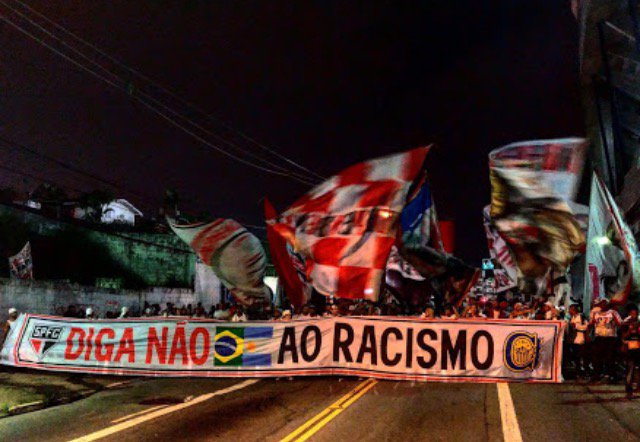 EspacoTricolor_'s tweet photo. Para quem não sabia, as torcidas do São Paulo e Rosário Central têm uma amizade.

O carinho dos argentinos começou quando o São Paulo foi campeão da Libertadores em 1992 em cima do seu maior rival, Newell's Old Boy.

A partir daí, muitos torcedores do Rosário começaram a vangloriar o tricolor.

Outro fator é que a maior amizade do Rosário Central é com a torcida do Chacarita Juniors, também amiga do São Paulo, devido à sula de 2012.

Em 2018, num confronto de sul-americana, a torcida do São Paulo e do Rosario fizeram uma dupla recepção para os ônibus das equipes.

Nesse mesmo jogo, foi feito um ato anti racismo, pela organizada do Rosário, que repudiou o racismo cometido pelos "torcedores comuns" no jogo de ida entre os dois.