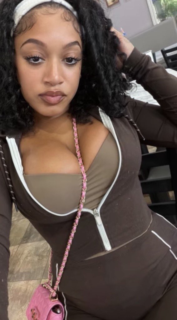 thatsjayedah's tweet photo. up here 💚 https://t.co/g7ef9z5CG0
