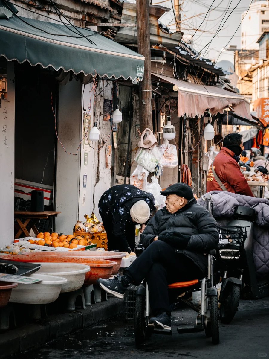NikaKot48064784's tweet photo. Busy afternoon street view – vibrant vendors, strangers sharing smiles, tiny moments that make the city warm , https://t.co/PcdLcTog7g