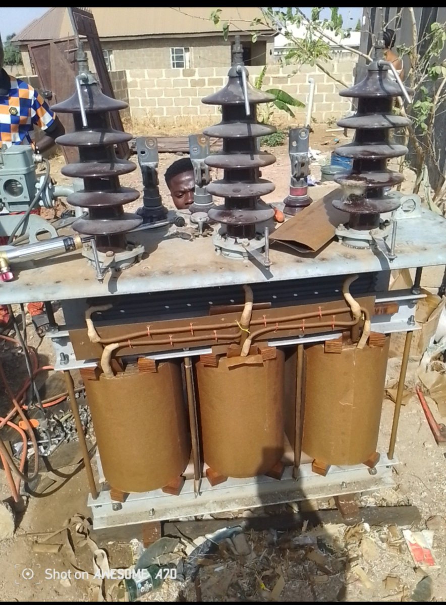 BrozTee's tweet photo. Incase you dey wonder waten be this 😂😂 
This is a 300 Kva Transformer 33000kv 

Na my work yes na me dey do ham 
Incase Una Street Transformer Dun blow hit me up let's do Business https://t.co/eRaNd3lPZz