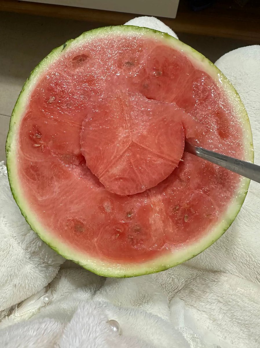JasonCarrico3's tweet photo. Just discovered the perfect 5-minute snack: ripe mango slices with a pinch of chili powder. Sweet, spicy, and totally addictive—my new go-to summer bite!， https://t.co/vh4sV4JFQE