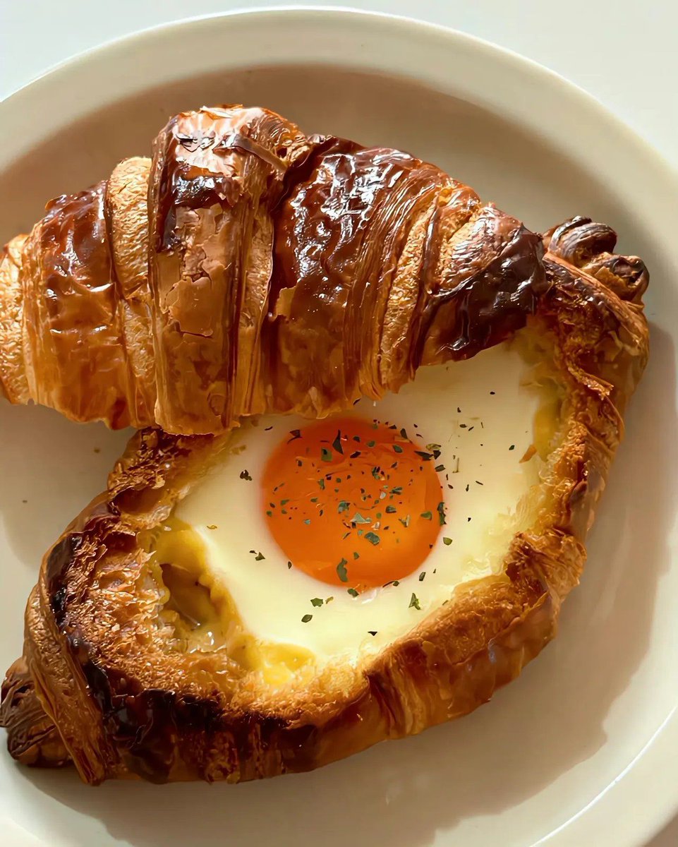 DeadpoolHaikal's tweet photo. Just pulled a warm, flaky croissant from the oven—crunch to soft buttery center, perfect 10/10 start to the rainy weekend. https://t.co/VeW5C2pdMo