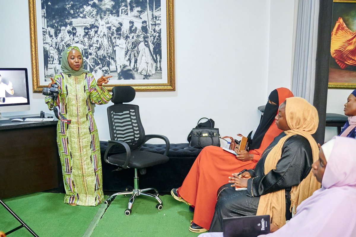 Hajarahhh's tweet photo. 7 days ago, I faced my fears, came out of my comfort zone and hosted my very first photography workshop, FrameHer. Alhamdulillah. 🥹🤍

Behind the smiles were tears, doubts and so many moments where I questioned myself… but I still did it.
#FrameHer2026 https://t.co/eO86AqhYnj