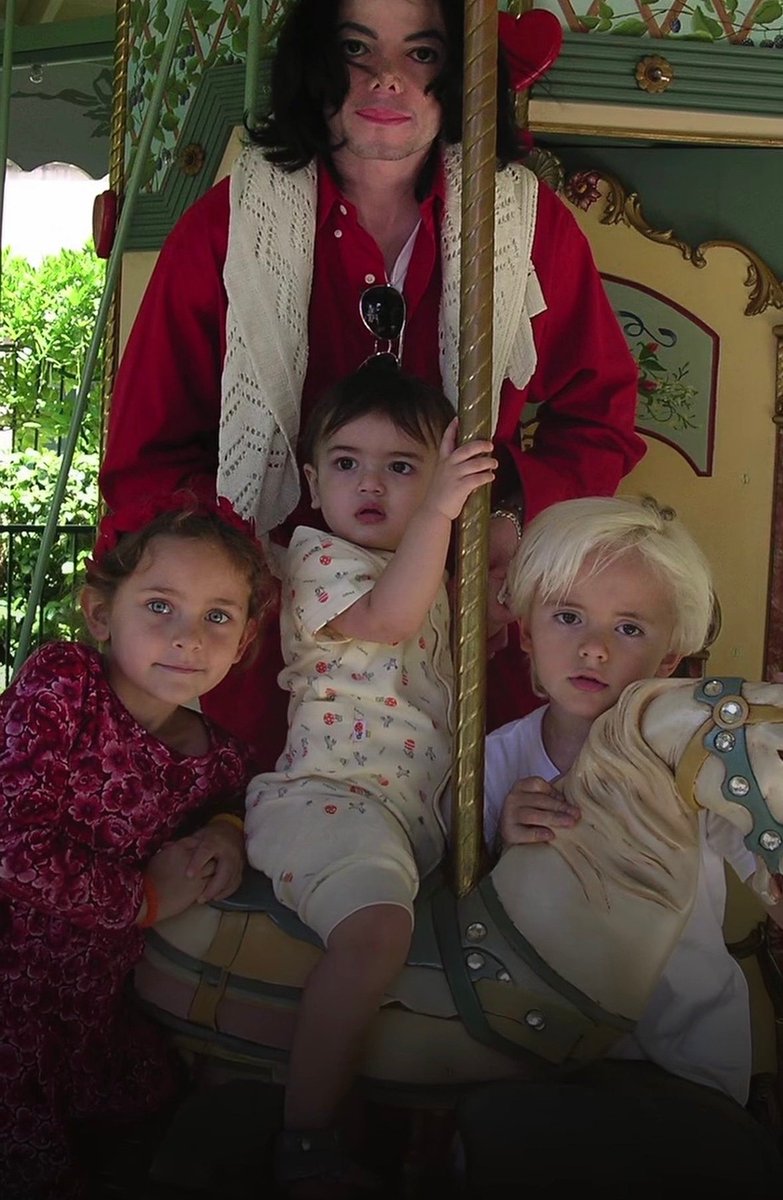 FalandoDeMaico's tweet photo. 📸 | Grace Rwaramba, ex-babá dos filhos de Michael Jackson, divulga nova foto inédita de Michael com seus três filhos: Prince, Paris e Bigi ❤️ https://t.co/XFteUvmlvI