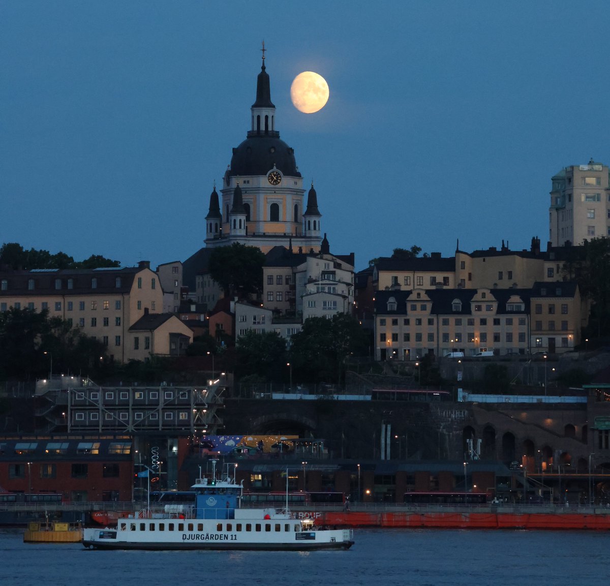 jtetart's tweet photo. Stockholm, le 26/06/2026, cache-cache avec la lune

#sweden🇸🇪 #Stockholm #photography📷 #photographie #moon https://t.co/GB9e4RW7VV